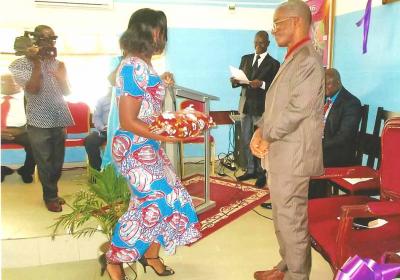 Remise Du Cadeau De La Promotion Au Representant Du Fondateur L